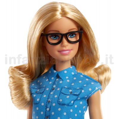 Barbie con best sale gli occhiali